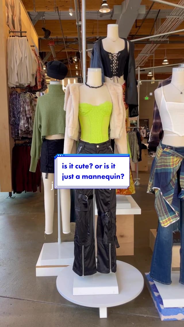Replying to @minoekan ok urban’s mannequins have been iconic lately 🤌🏻 #isitcute #shopwithme #urbanoutfitters 