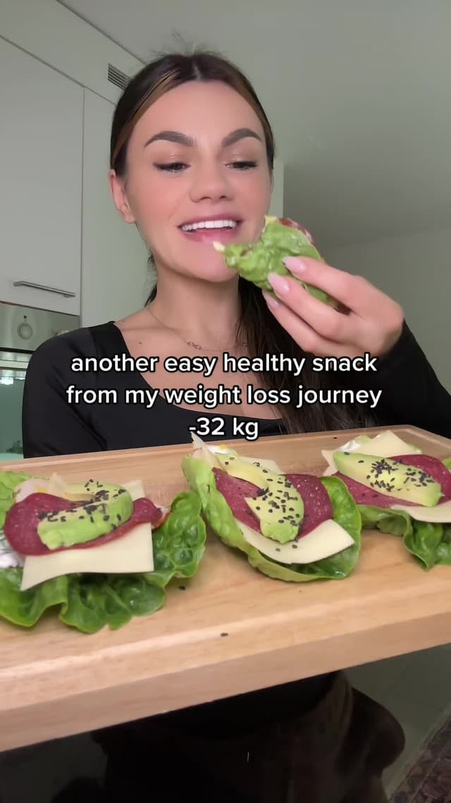 another easy healthy snack from my weight loss journey 😋✨Ig:rooxy.official  Ingredients: Roman lettuce leaves Cream cheese Chicken breast Salami Honey mustard 1/2 avocado #rooxy #EasyRecipe #healthy #healthyrecipes #snack #snackideas #SnackTime #snackbreak #snacksrecipe #weightloss #Recipe #food #dinner #viralvideo #fyp #foryou #viral #eating #diät #lowcarb #karoapp #karofitness 