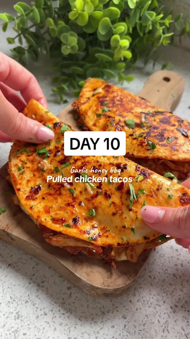 30 DAYS OF HEALTHY 20 MINUTE MEALS  Day 10| Garlic honey BBQ pulled chicken tacos 🥵  Look at that CHEESE PULULULLLLL!! 😮‍💨 Sticky pulled honey bbq chicken with garlic butter brushed tacos and mozzarella Macros 546 calories 50gP / 15gF / 53gC Serves: 2 Shopping list ✍️  - Small red onion, finely diced  - 1/2 red pepper, finely diced  - 300g chicken tenders  - 1 tbsp bbq seasoning - Salt & pepper  - 4 tbsp bbq sauce  - 1 1/2 tsp honey  - 4 mini tortilla wraps  - 1 tbsp Light butter  - 1 tsp fresh 