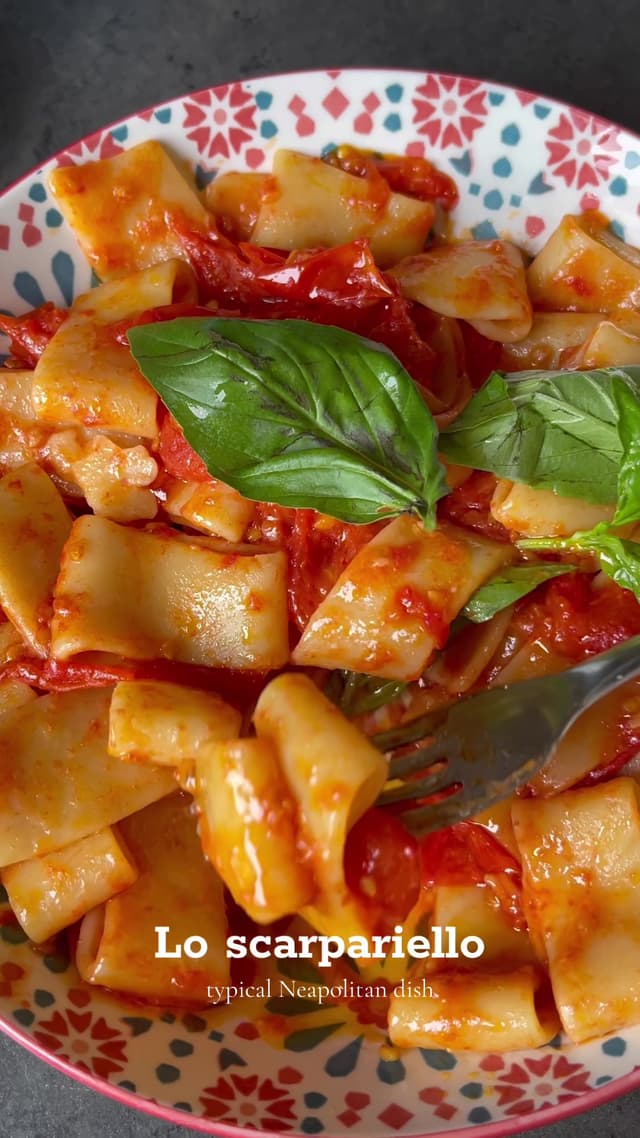 “Lo scarpariello” typical Neapolitan dish #pasta#pastatiktok#pastalover#pastarecipe#napolitano#neapolitan#italiancuisine#italianfood#mealprep#easymeal#easycooking#cookingtiktok 