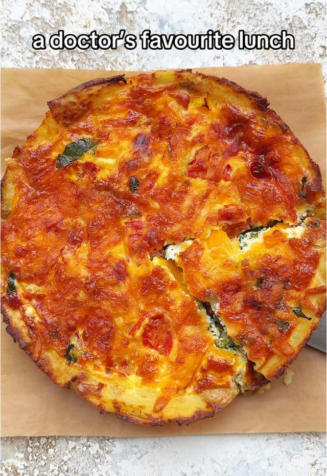 RECIPE BELOW👇🏽  The base of crispy smashed potatoes has transformed my life… you HAVE to make it!! ✅ So EASY and quick  ✅ Packed full of nutrition  ✅ Gluten free  ✅ So versatile - use any veggie you have!  Enjoy! DB x INGREDIENTS  ▪️5 potatoes ▪️Large handful of spinach, chopped ▪️1/2 yellow pepper, chopped ▪️Handful of cherry tomatoes, halved ▪️3 eggs  ▪️1/2 cup milk  ▪️Handful of cheese  METHOD  ▪️Preheat oven to 200c ▪️Boil your potatoes until soft  ▪️Prepare your 9 inch dish. Add potatoes to
