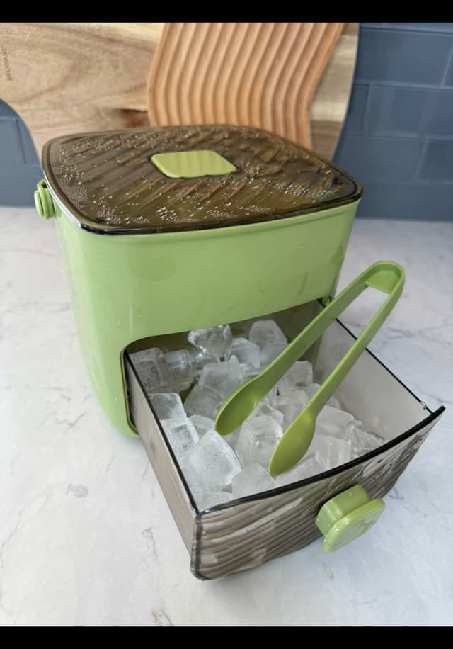 🔗In Bio! Ice Cube Maker 🧊❄️ #amazonfinds #amazongadgets #icemaker #asmrsounds #amazonkitchen #amazonhome #summermusthaves 