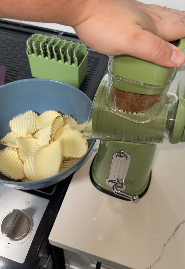 This Cheese Grater works perfectly 🙌 #cheesegrater #vegetablegrater #kitchenappliances #cooking #KitchenHacks #kitchenhack #kitchen #DealsForYouDays #FathersDay #tiktokshopfathersday #tiktokshopsummerturnup #tiktokshopsummersale #Summer #fathersdaygift #dealsforyoudays #summervibes #giftideas #viral  #viralproducts #spotlightfinds #ifyouknowyouknow #trendingnow #musthaves #relatable #trendingproducts #tiktokshopmademebuyit #tiktokshopcreatorpicks #tiktokshop #creatorboostcamp #ttsstarcreator #tt